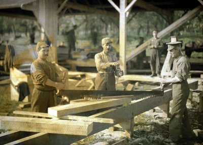 Canadese soldaten werken in een zagerij, Quesmy, Oise, Frankrijk door Fernand Cuville